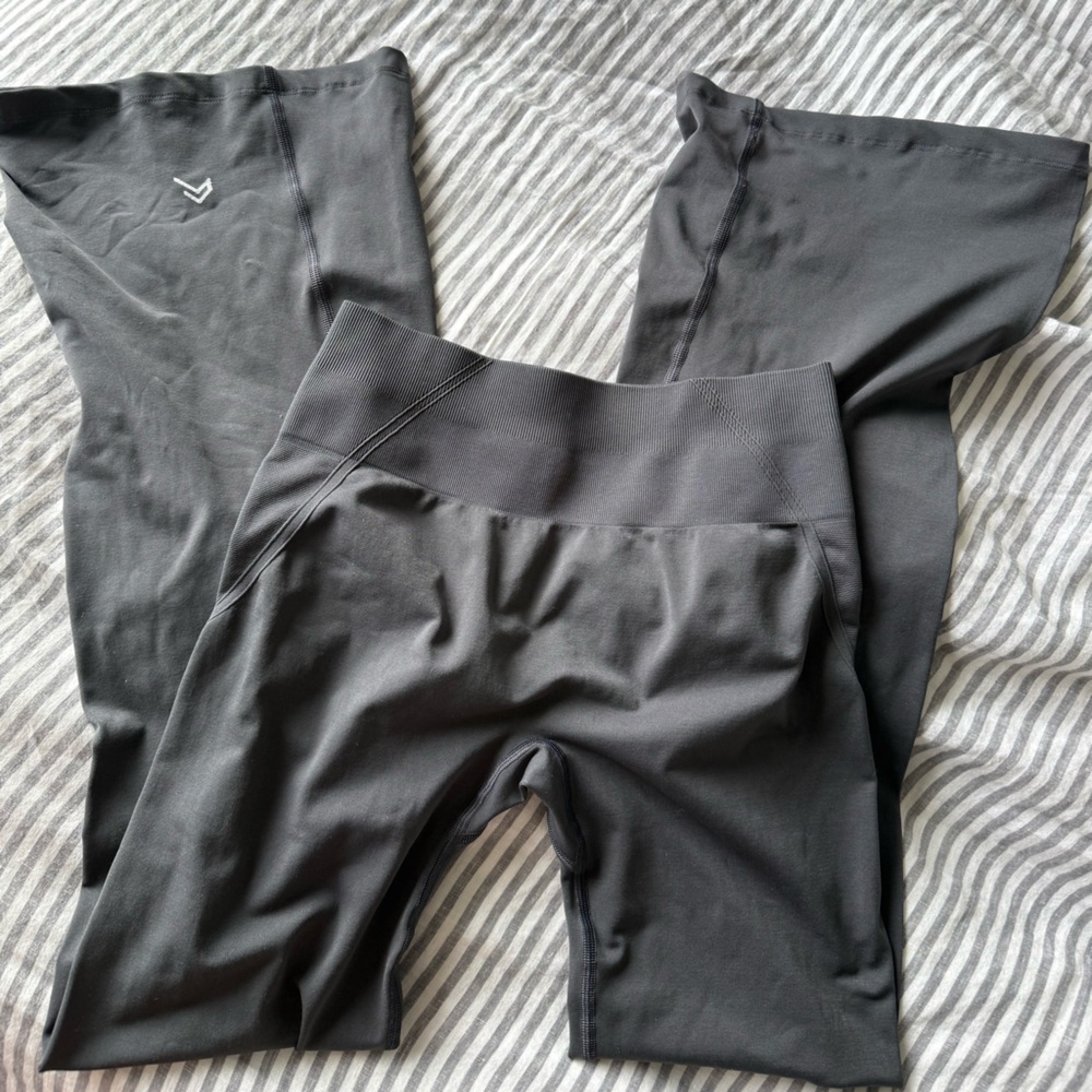 Oner Effortless Flare Leggings - Coal
